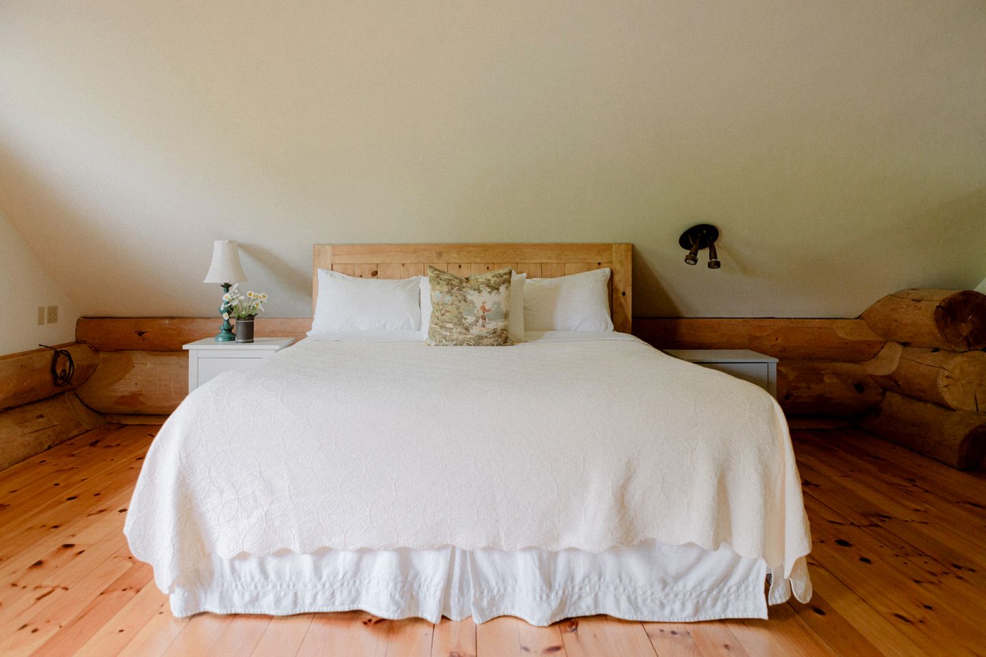 Beautiful Spacious Log Cabin Surrounded by Nature for a Peaceful Family Vacation in Prince Edward, Ontario