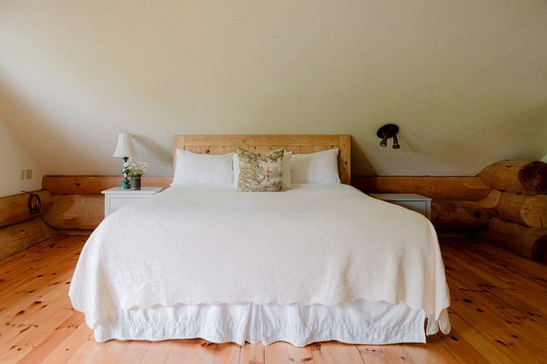 Log Cabins (Canada, Prince Edward, Ontario)