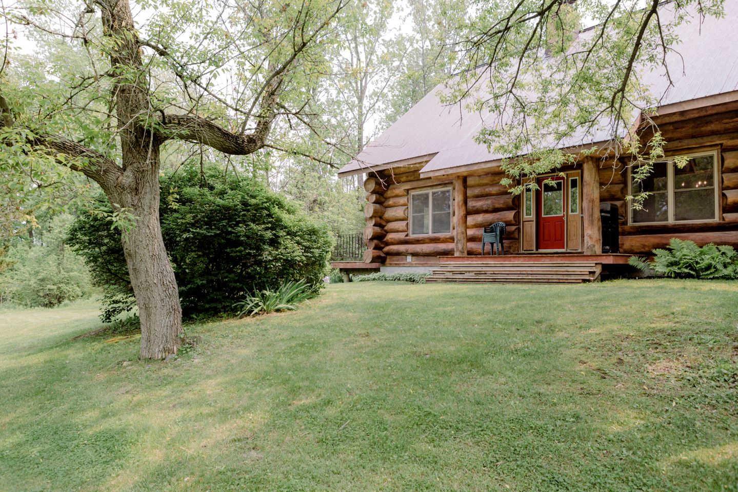 Beautiful Spacious Log Cabin Surrounded by Nature for a Peaceful Family Vacation in Prince Edward, Ontario