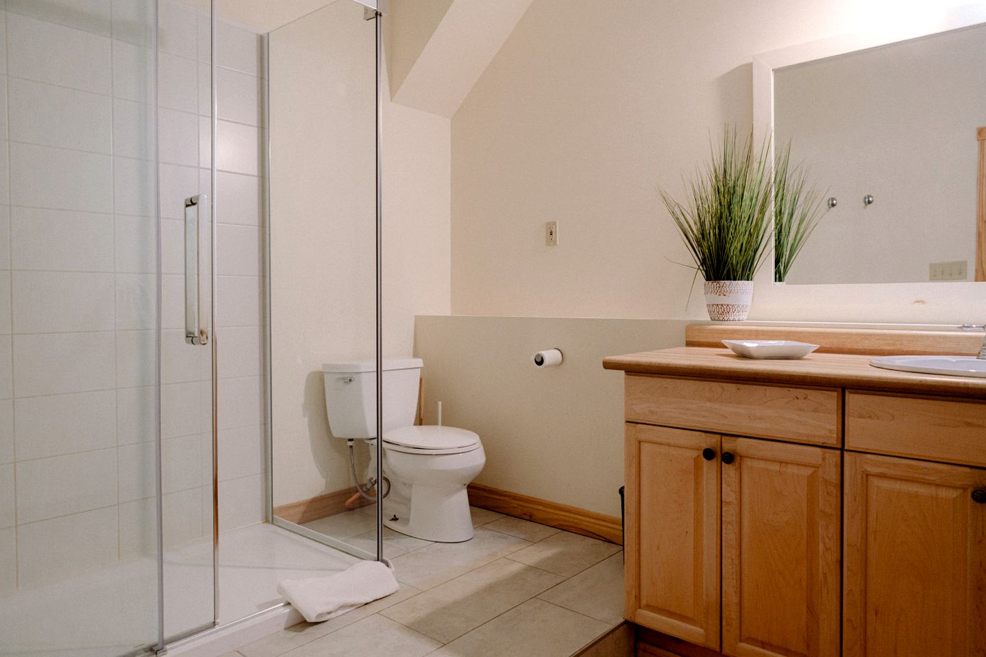 Beautiful Spacious Log Cabin Surrounded by Nature for a Peaceful Family Vacation in Prince Edward, Ontario