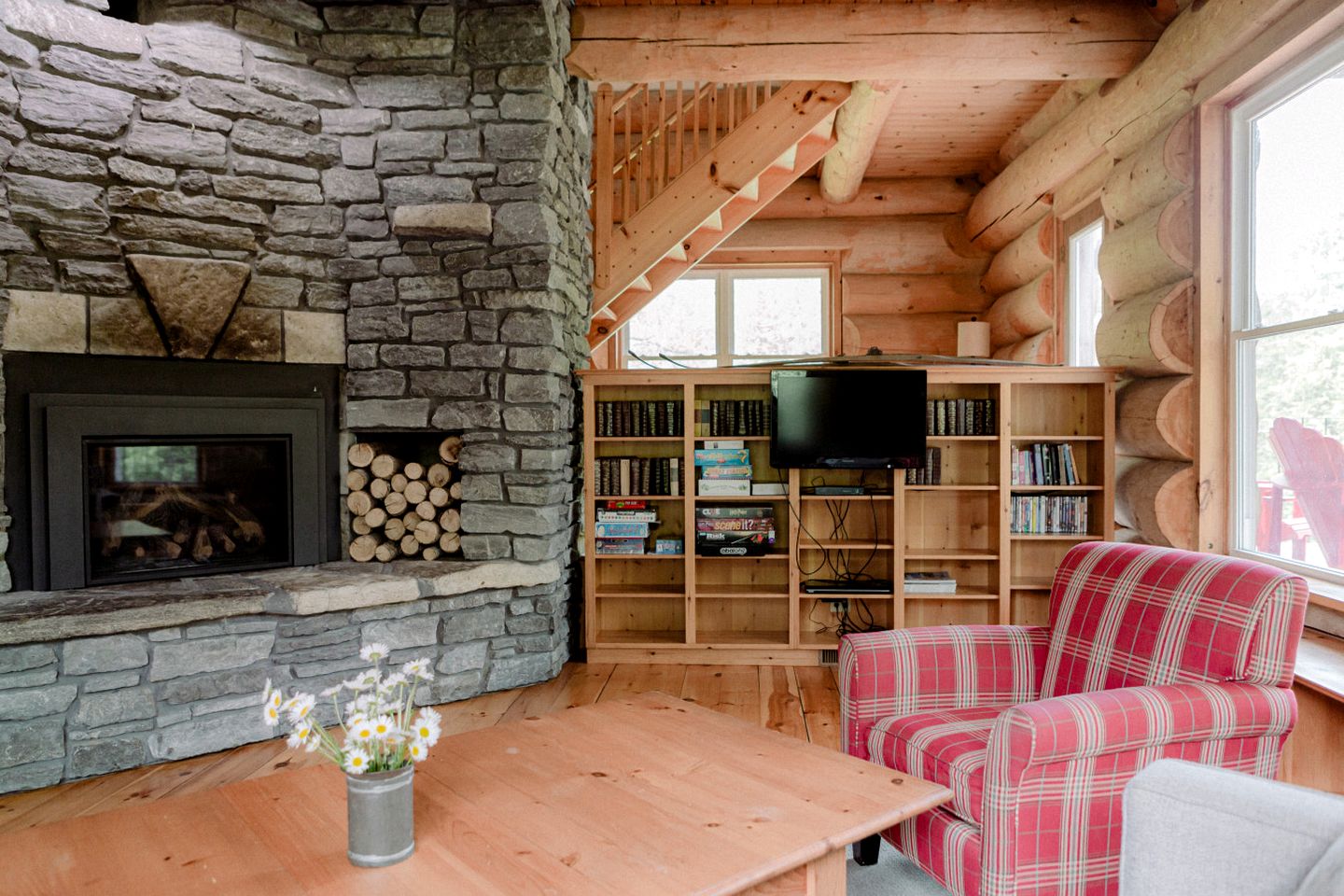 Beautiful Spacious Log Cabin Surrounded by Nature for a Peaceful Family Vacation in Prince Edward, Ontario