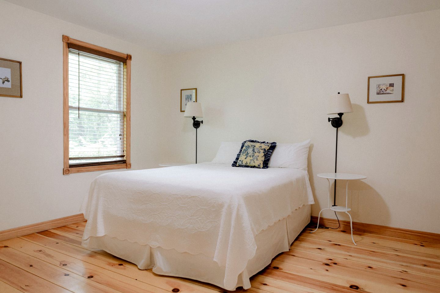 Beautiful Spacious Log Cabin Surrounded by Nature for a Peaceful Family Vacation in Prince Edward, Ontario