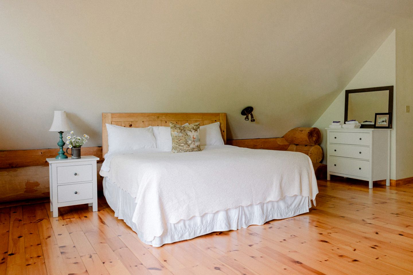 Beautiful Spacious Log Cabin Surrounded by Nature for a Peaceful Family Vacation in Prince Edward, Ontario