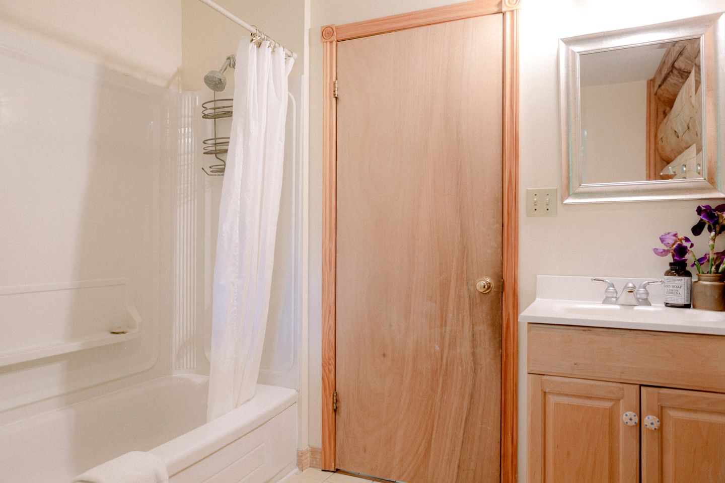 Beautiful Spacious Log Cabin Surrounded by Nature for a Peaceful Family Vacation in Prince Edward, Ontario