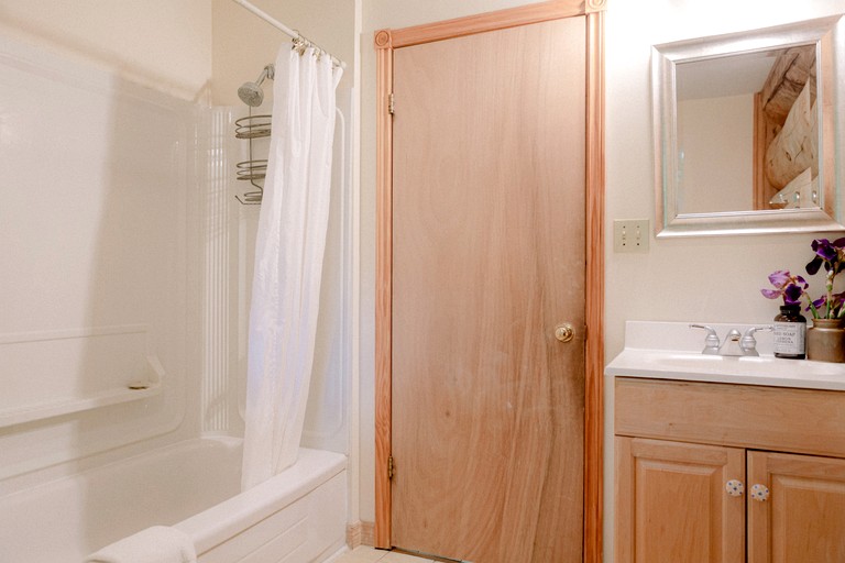 Log Cabins (Canada, Prince Edward, Ontario)