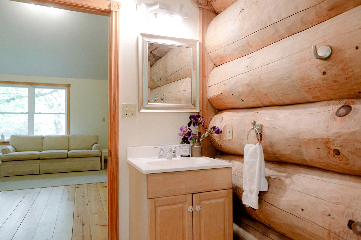 Beautiful Spacious Log Cabin Surrounded by Nature for a Peaceful Family Vacation in Prince Edward, Ontario