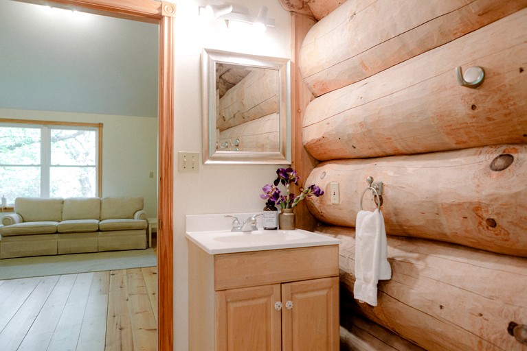 Log Cabins (Canada, Prince Edward, Ontario)