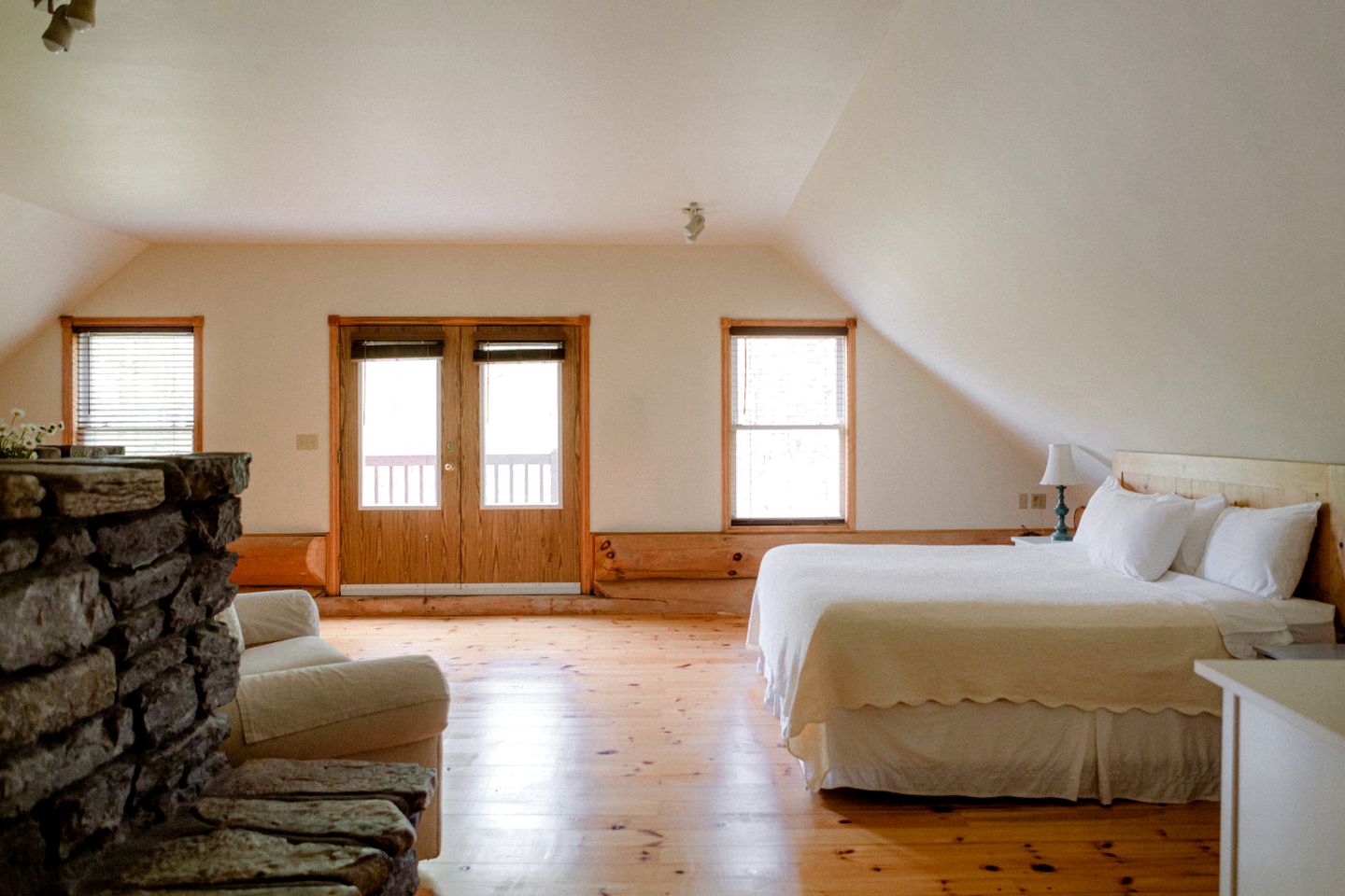 Beautiful Spacious Log Cabin Surrounded by Nature for a Peaceful Family Vacation in Prince Edward, Ontario