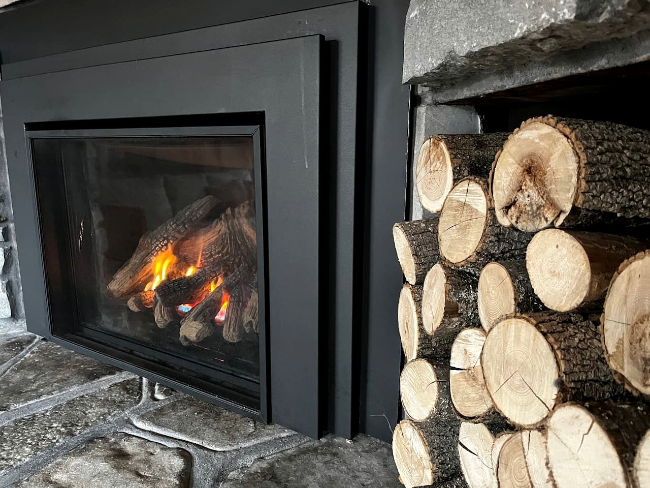 Beautiful Spacious Log Cabin Surrounded by Nature for a Peaceful Family Vacation in Prince Edward, Ontario