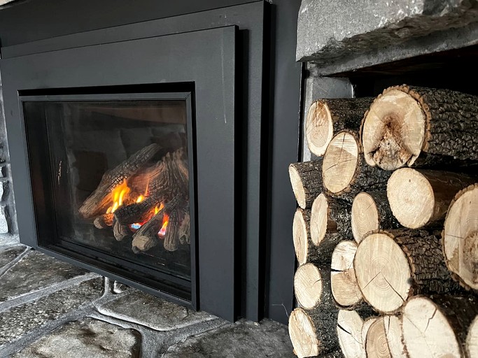 Log Cabins (Canada, Prince Edward, Ontario)