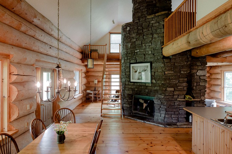 Log Cabins (Canada, Prince Edward, Ontario)