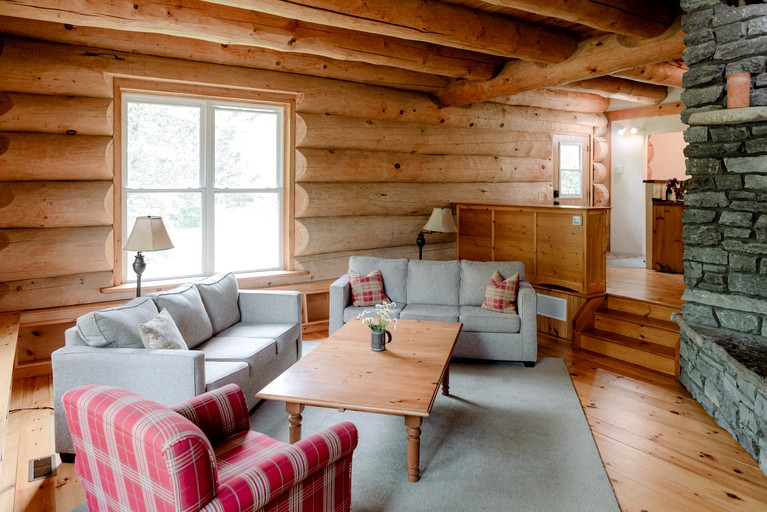 Log Cabins (Canada, Prince Edward, Ontario)