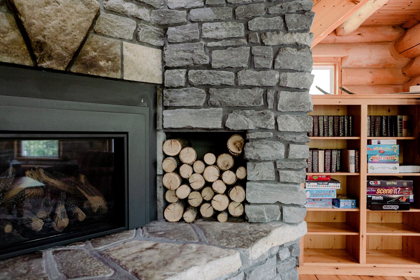 Beautiful Spacious Log Cabin Surrounded by Nature for a Peaceful Family Vacation in Prince Edward, Ontario