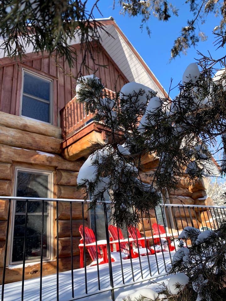Beautiful Spacious Log Cabin Surrounded by Nature for a Peaceful Family Vacation in Prince Edward, Ontario