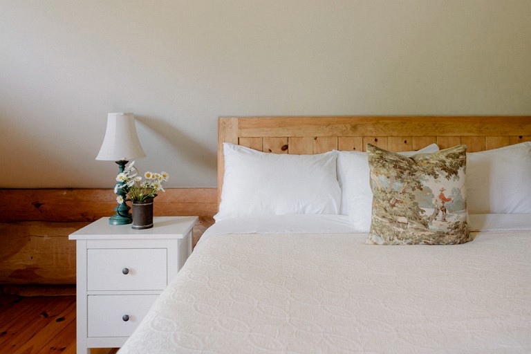 Log Cabins (Canada, Prince Edward, Ontario)