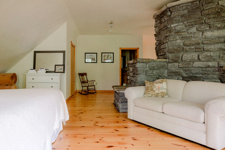 Log Cabins (Canada, Prince Edward, Ontario)