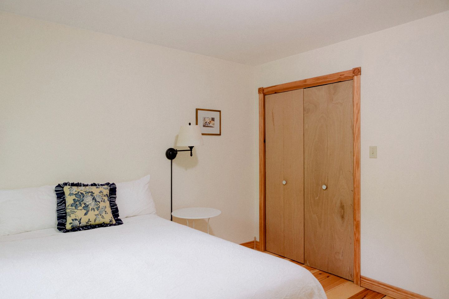 Beautiful Spacious Log Cabin Surrounded by Nature for a Peaceful Family Vacation in Prince Edward, Ontario