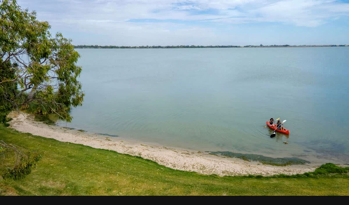Beautiful Tiny House with Stunning Lakefront Views Perfect for Outdoor Activities in New South Wales, Australia