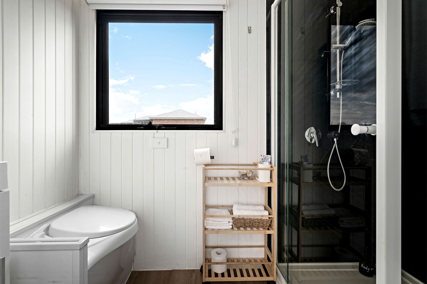 Beautiful Tiny House with Stunning Lakefront Views Perfect for Outdoor Activities in New South Wales, Australia