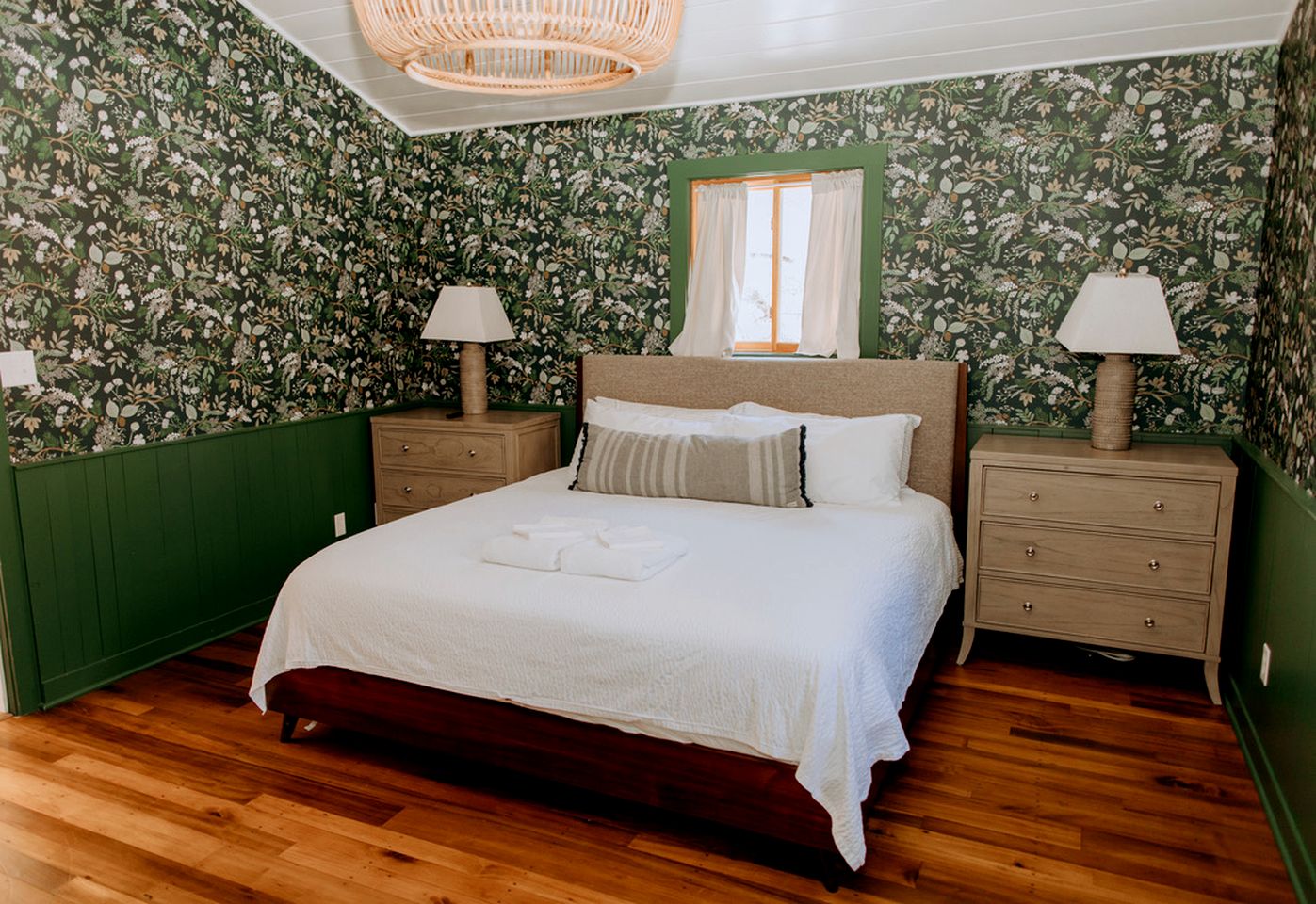 16 Guests | Ponds | Hot Tub | Game Room | Trails in Sarahsville