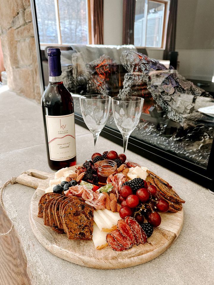 16 Guests | Ponds | Hot Tub | Game Room | Trails in Sarahsville