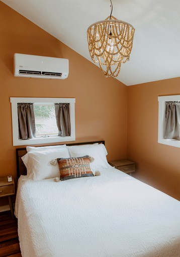 Cabins (United States of America, Sarahsville, Ohio)