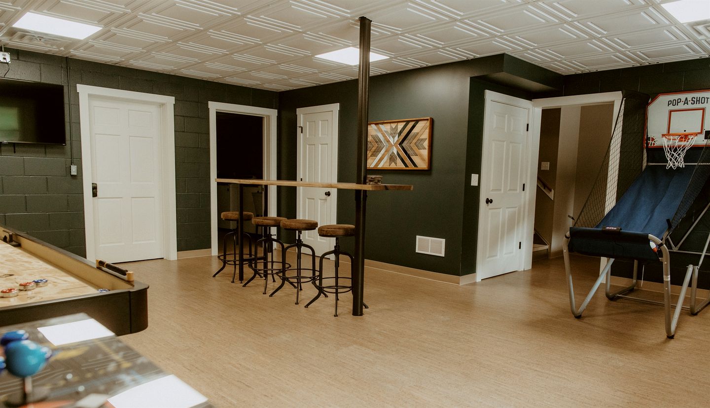 16 Guests | Ponds | Hot Tub | Game Room | Trails in Sarahsville