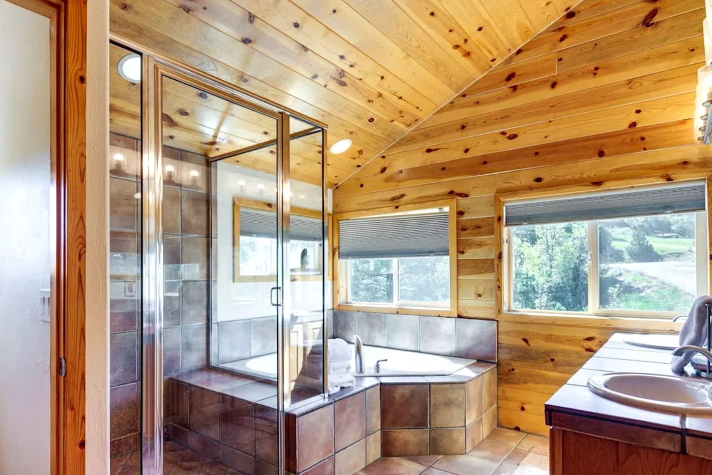 Spacious Family-Friendly Cabin with Pet-Friendly Dog Run & Supercharger Near Bryce Canyon, Alton, UT