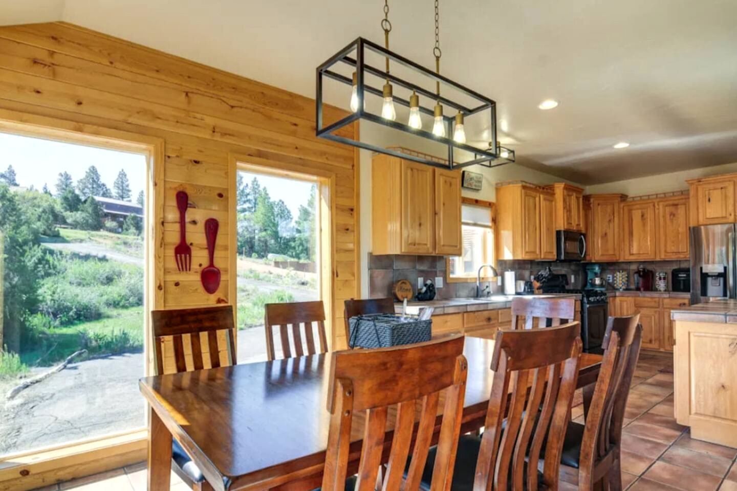 Spacious Family-Friendly Cabin with Pet-Friendly Dog Run & Supercharger Near Bryce Canyon, Alton, UT