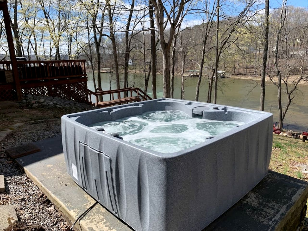Waterfront Cabin with Private Dock, Jacuzzi and Deck in Kentucky
