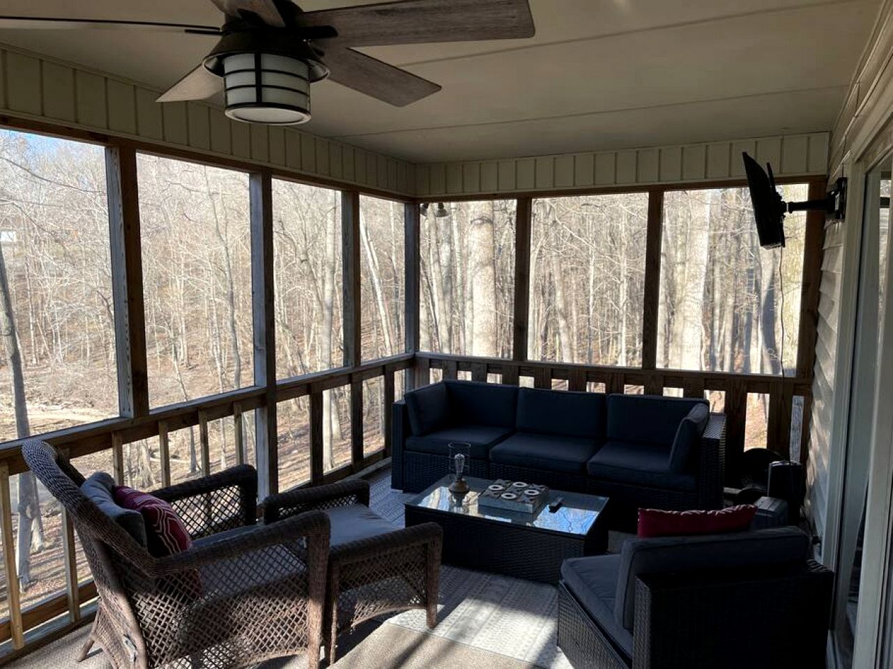 Waterfront Cabin with Private Dock, Jacuzzi and Deck in Kentucky