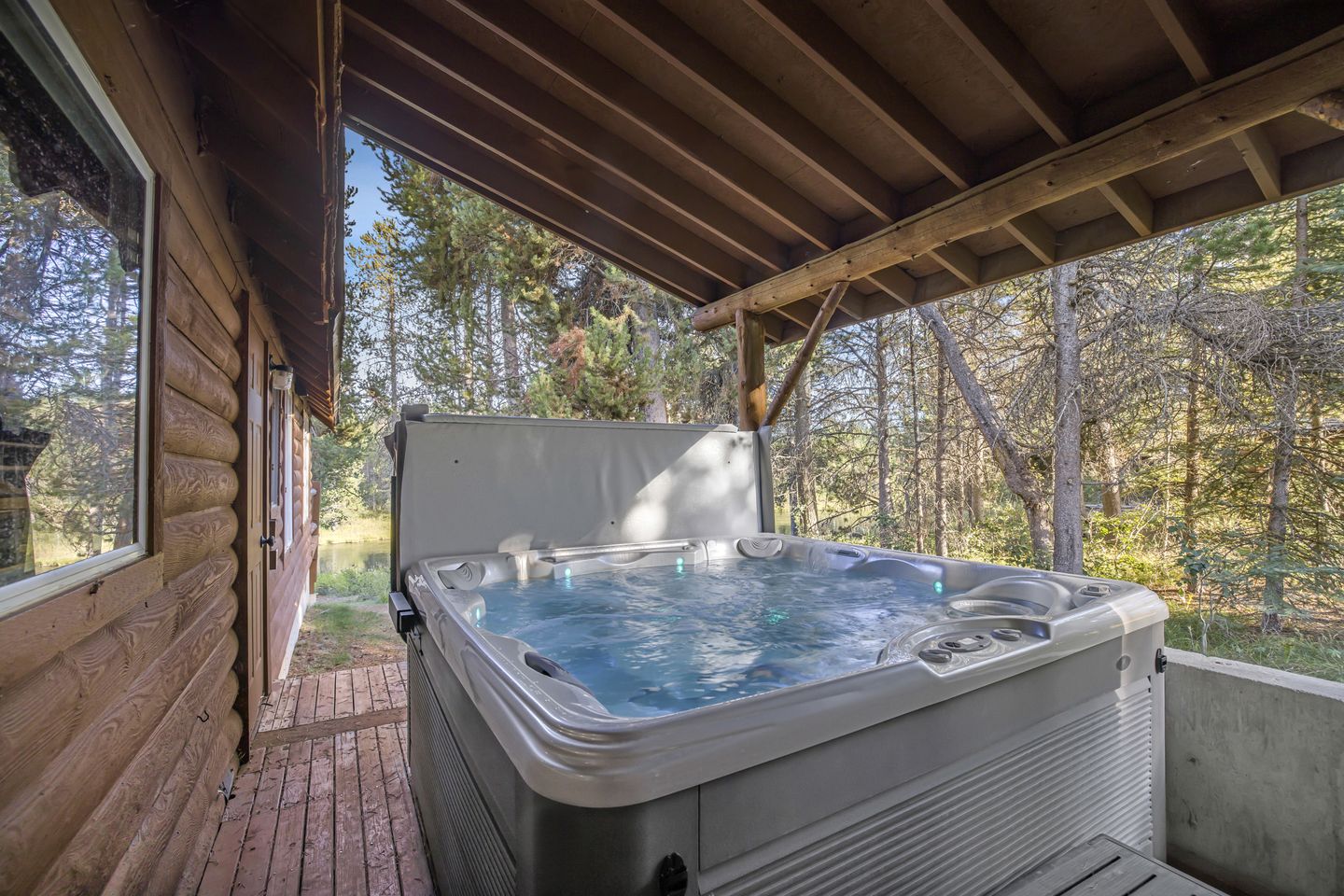 Beautiful Waterside Cabin Surrounded by Nature in Island Park, Idaho
