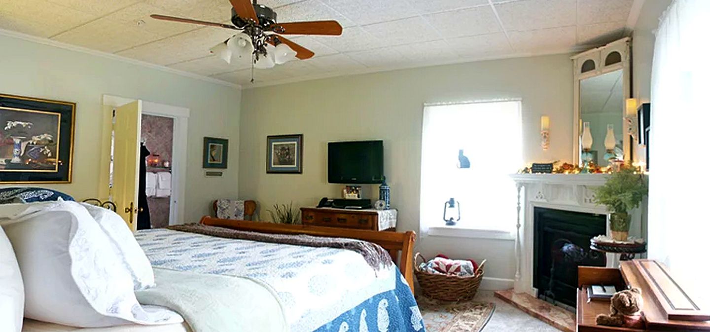 Beautifully-Decorated Vacation Rental with a Fireplace in Lincoln, Nebraska