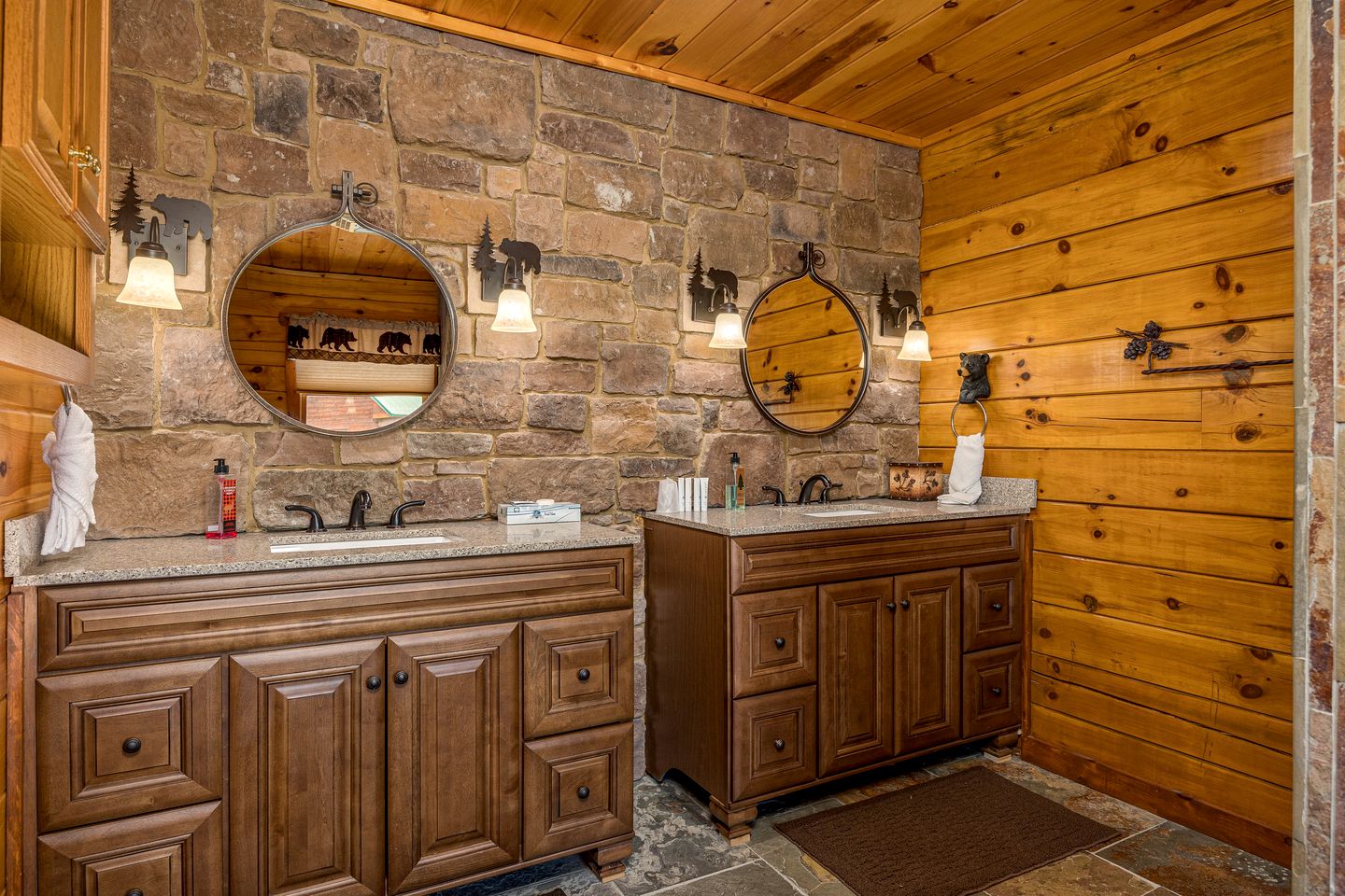 Secluded Cabin with Hot-Tub, Pool Table and Outdoor Pool in Sevierville, Tennessee