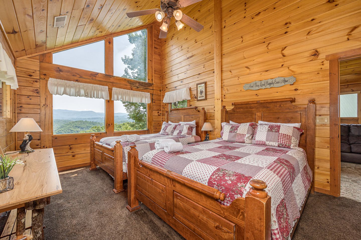 Secluded Cabin with Hot-Tub, Pool Table and Outdoor Pool in Sevierville, Tennessee