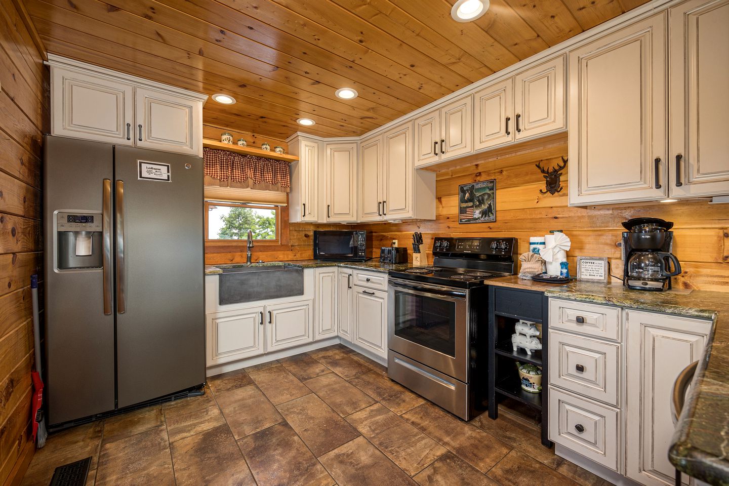 Secluded Cabin with Hot-Tub, Pool Table and Outdoor Pool in Sevierville, Tennessee