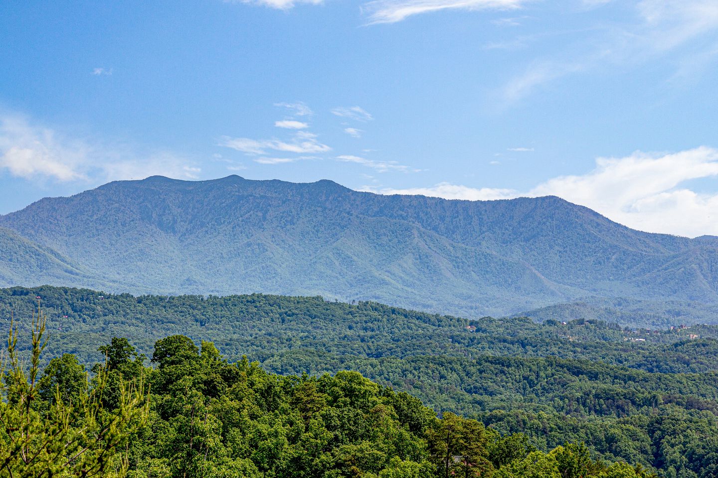 Secluded Cabin with Hot-Tub, Pool Table and Outdoor Pool in Sevierville, Tennessee