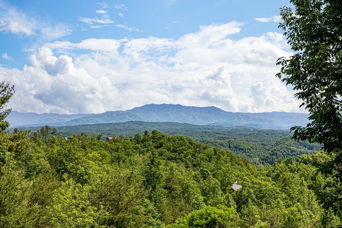 Secluded Cabin with Hot-Tub, Pool Table and Outdoor Pool in Sevierville, Tennessee