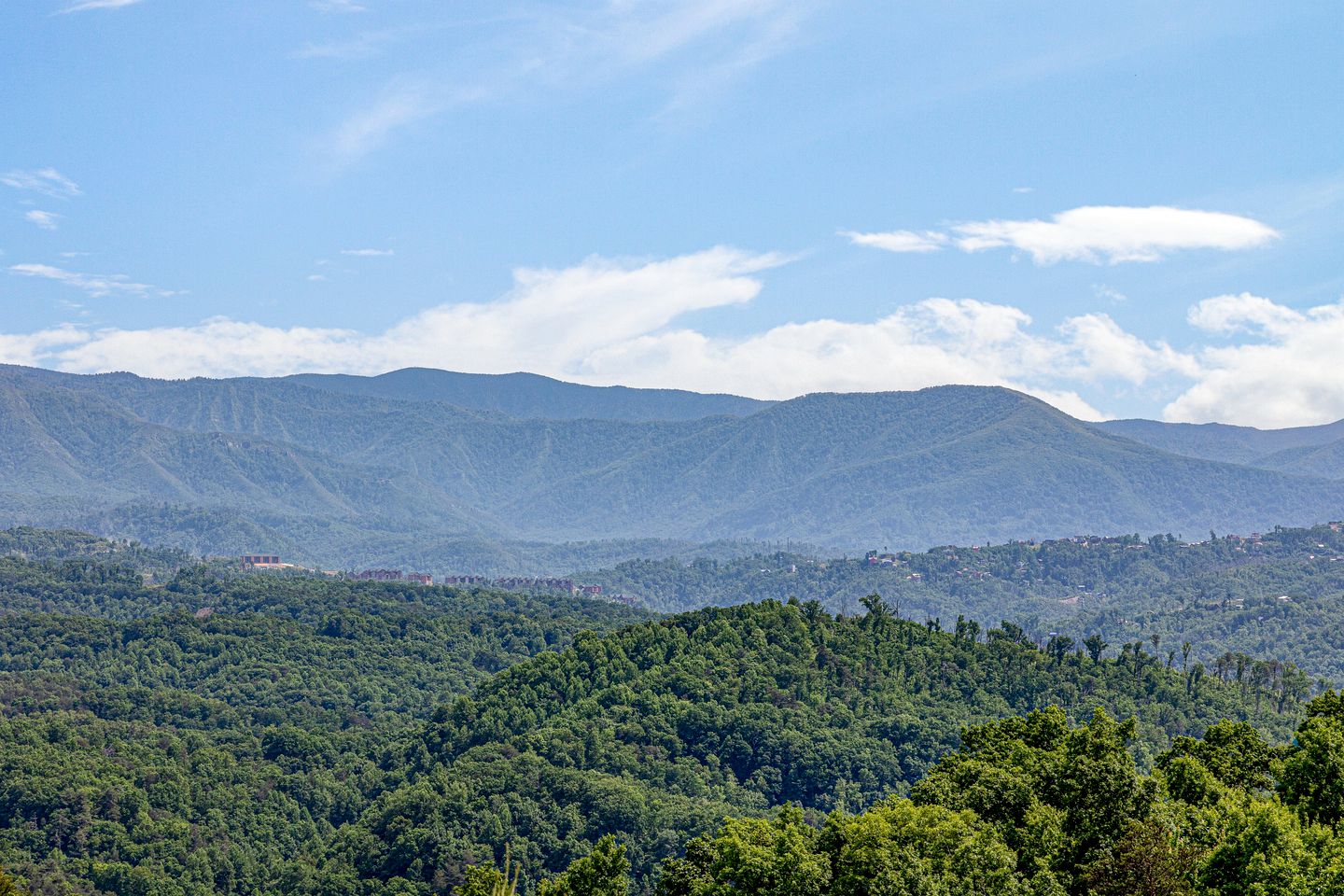 Secluded Cabin with Hot-Tub, Pool Table and Outdoor Pool in Sevierville, Tennessee