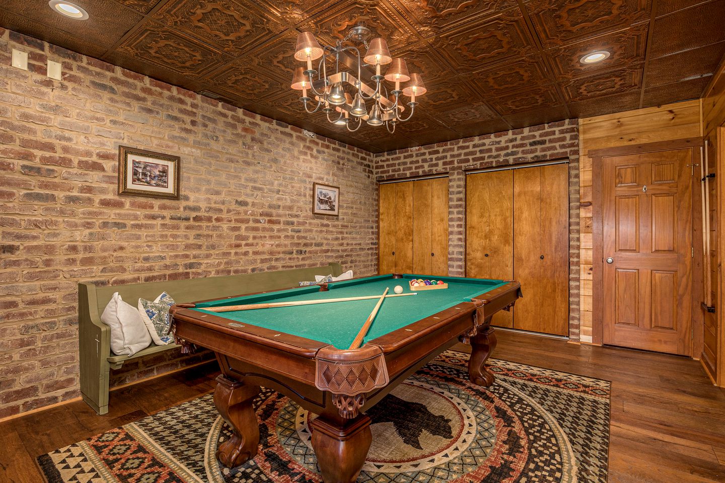 Secluded Cabin with Hot-Tub, Pool Table and Outdoor Pool in Sevierville, Tennessee