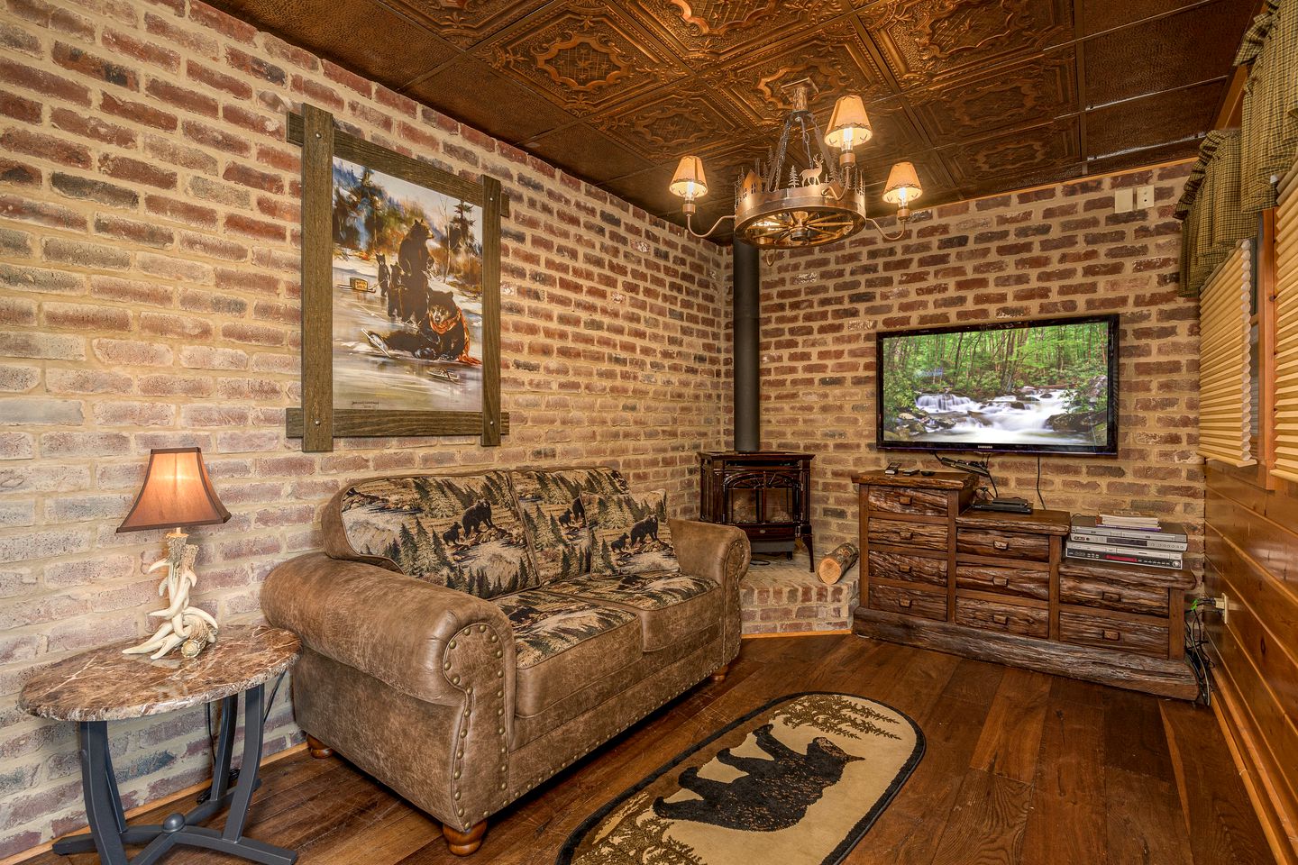 Secluded Cabin with Hot-Tub, Pool Table and Outdoor Pool in Sevierville, Tennessee