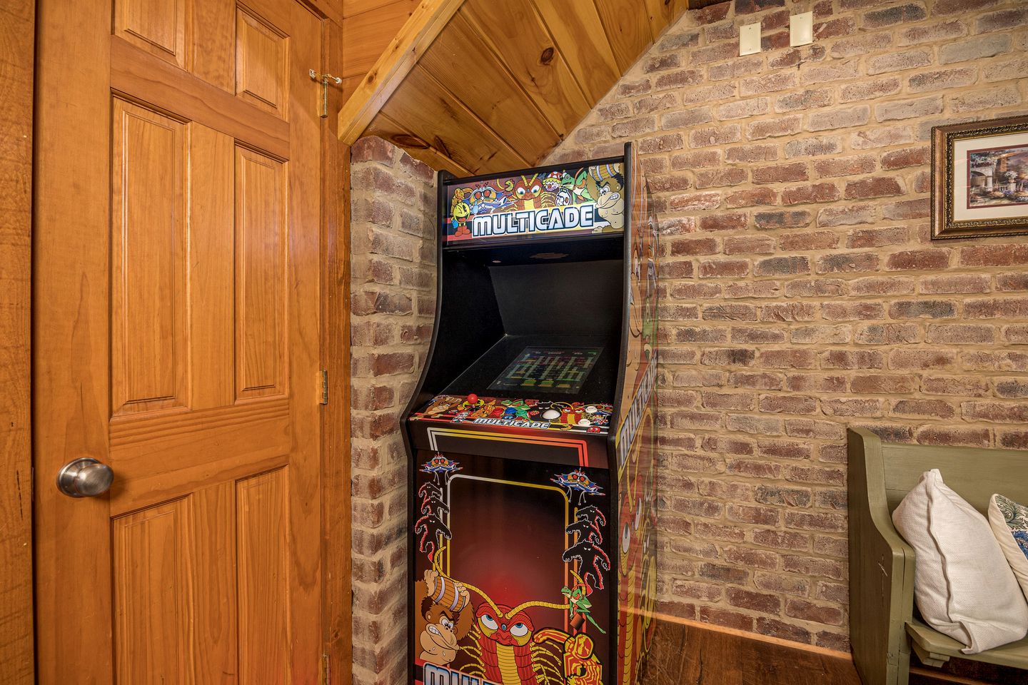 Secluded Cabin with Hot-Tub, Pool Table and Outdoor Pool in Sevierville, Tennessee