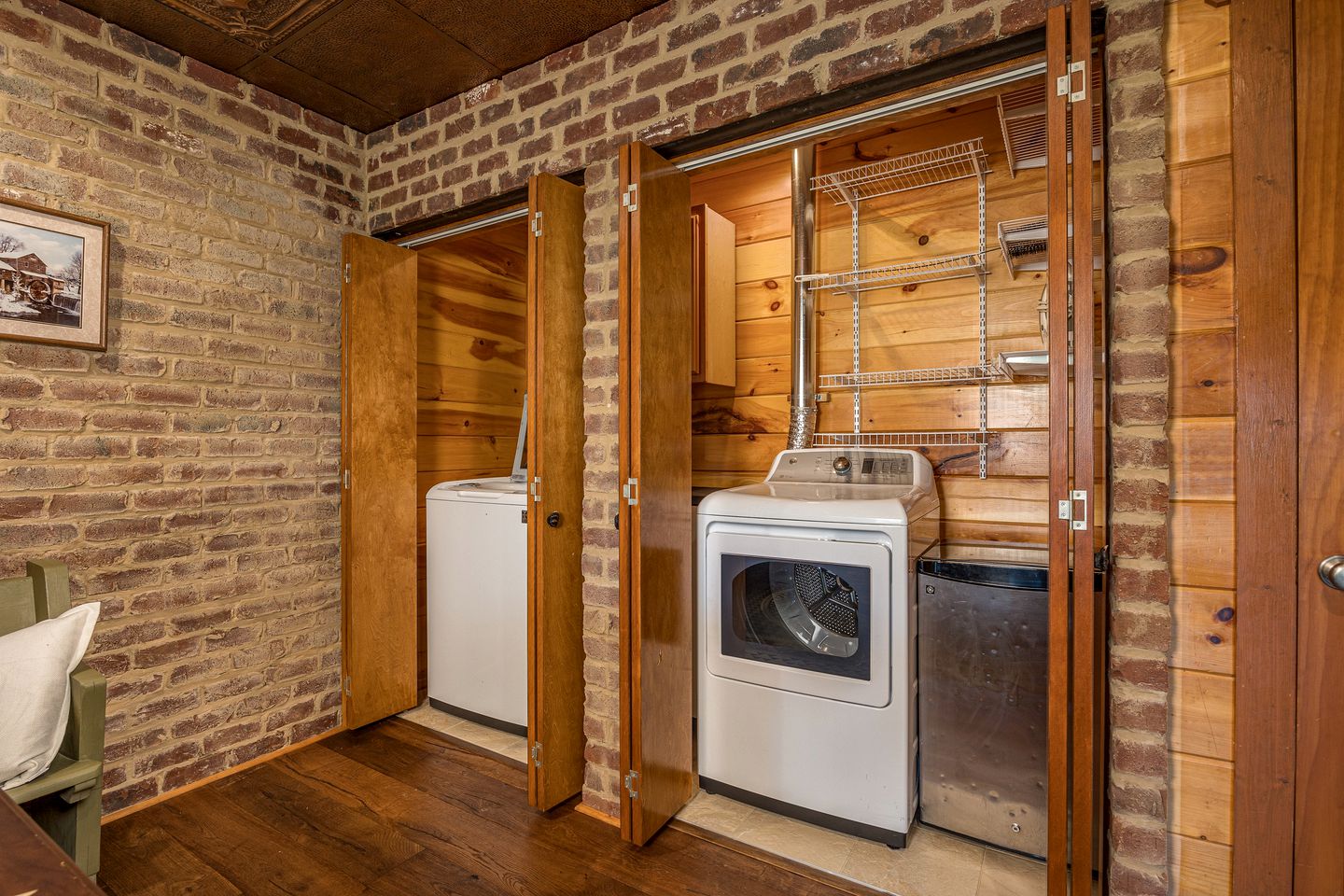 Secluded Cabin with Hot-Tub, Pool Table and Outdoor Pool in Sevierville, Tennessee
