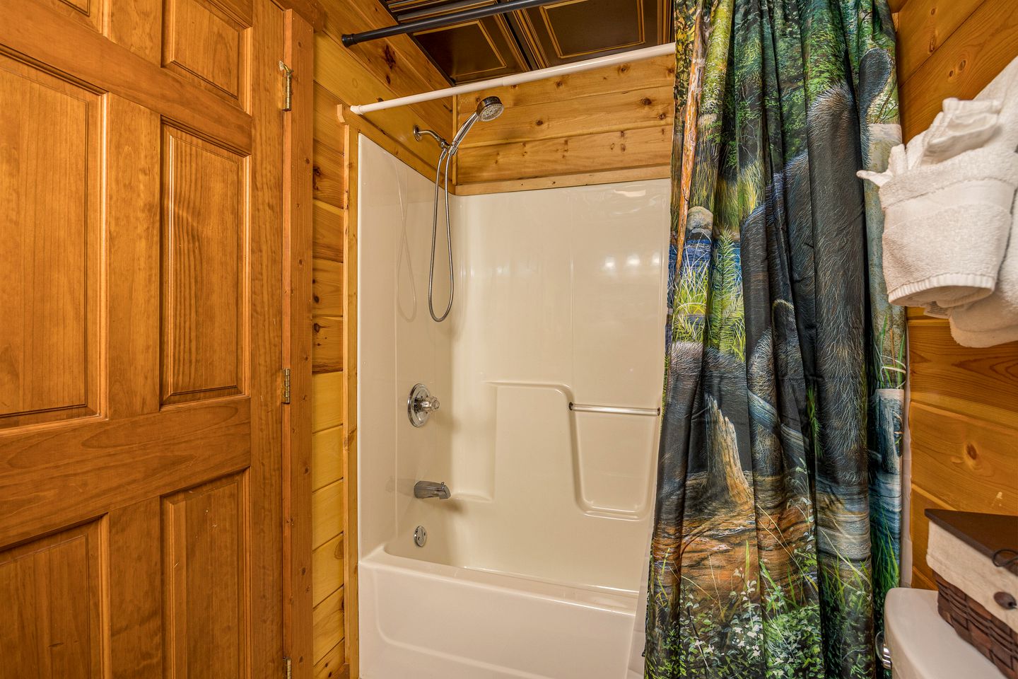 Secluded Cabin with Hot-Tub, Pool Table and Outdoor Pool in Sevierville, Tennessee
