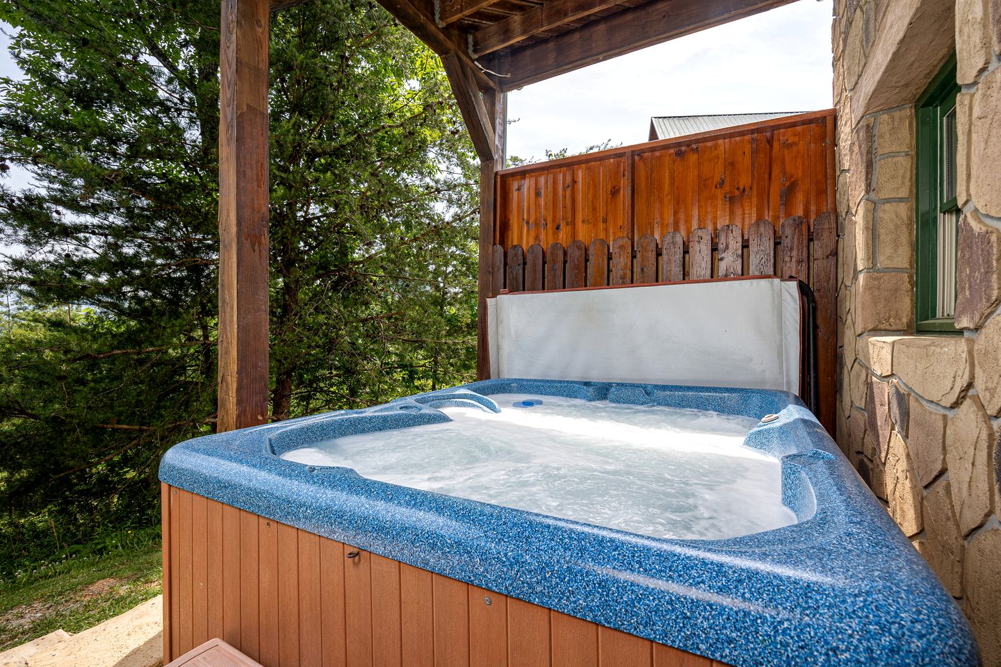 Secluded Cabin with Hot-Tub, Pool Table and Outdoor Pool in Sevierville, Tennessee