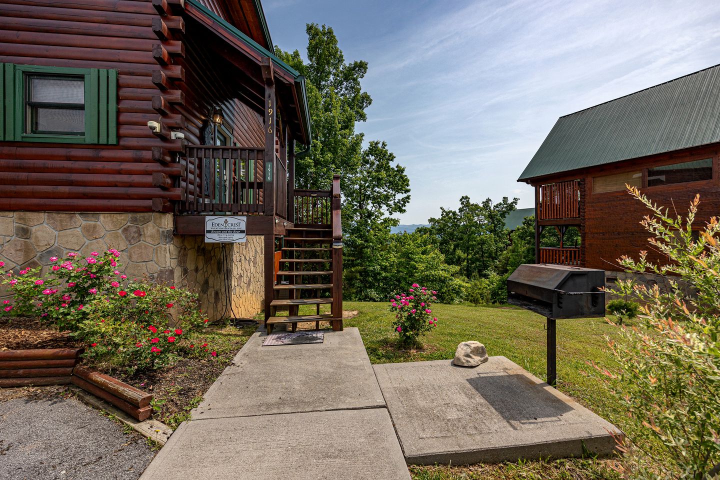 Secluded Cabin with Hot-Tub, Pool Table and Outdoor Pool in Sevierville, Tennessee