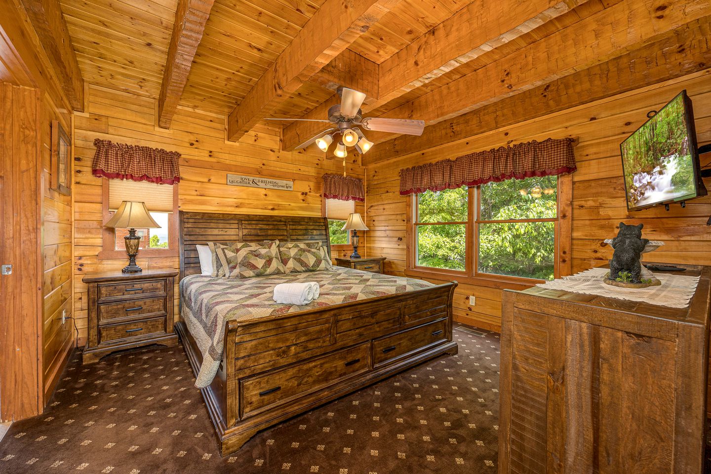Secluded Cabin with Hot-Tub, Pool Table and Outdoor Pool in Sevierville, Tennessee