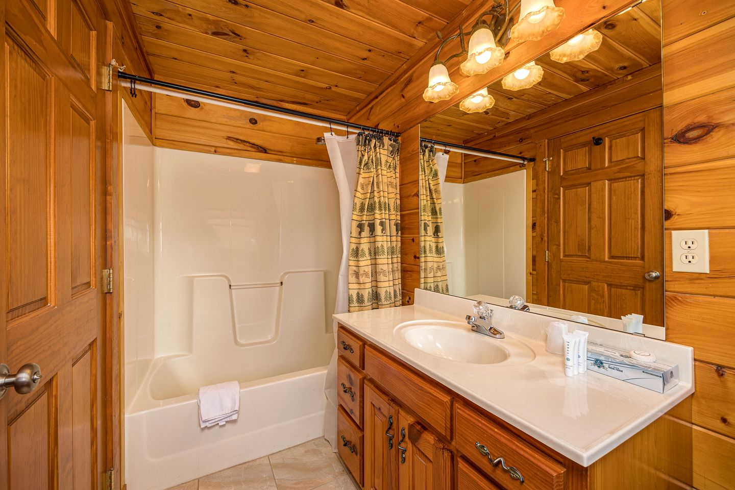 Secluded Cabin with Hot-Tub, Pool Table and Outdoor Pool in Sevierville, Tennessee