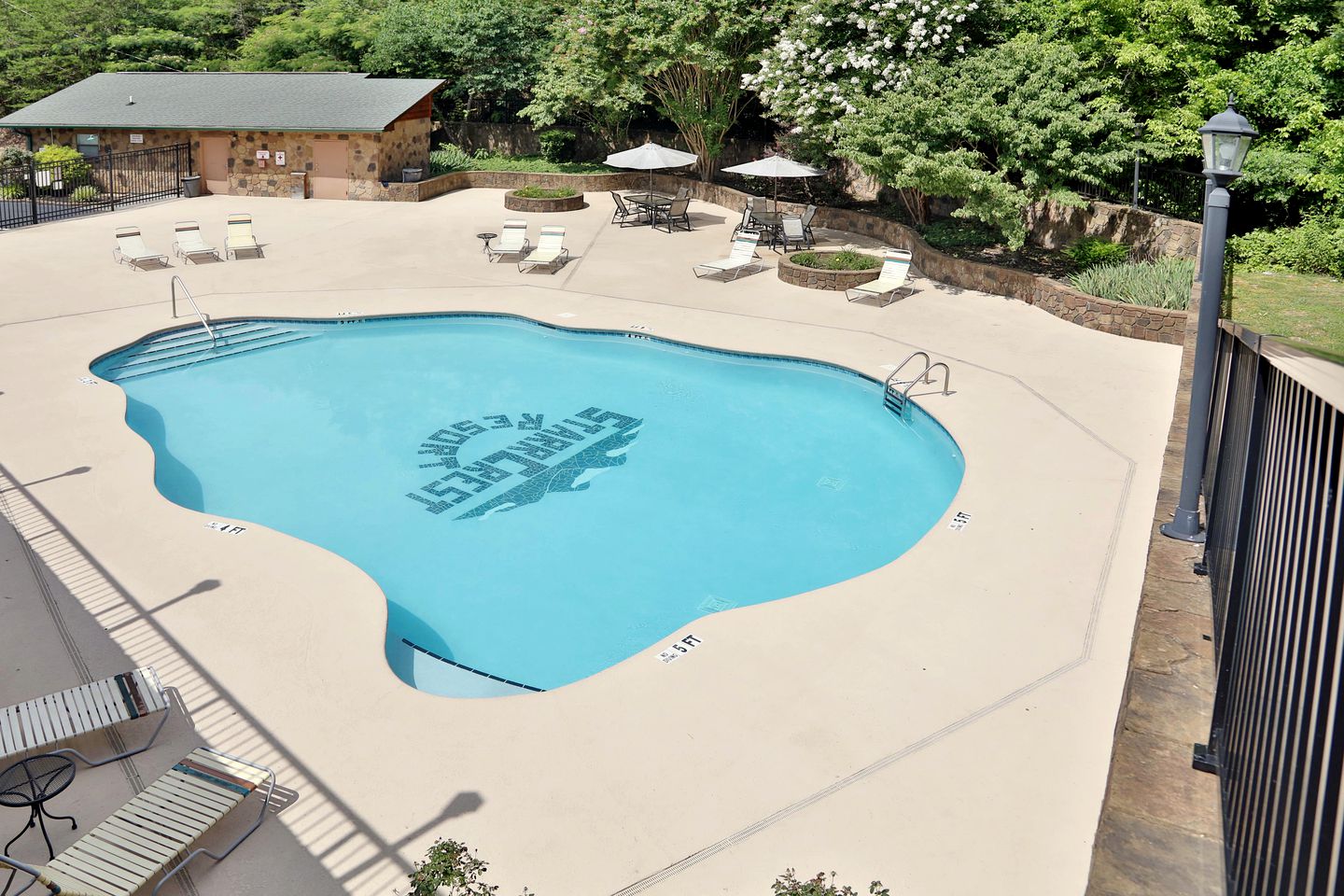 Secluded Cabin with Hot-Tub, Pool Table and Outdoor Pool in Sevierville, Tennessee
