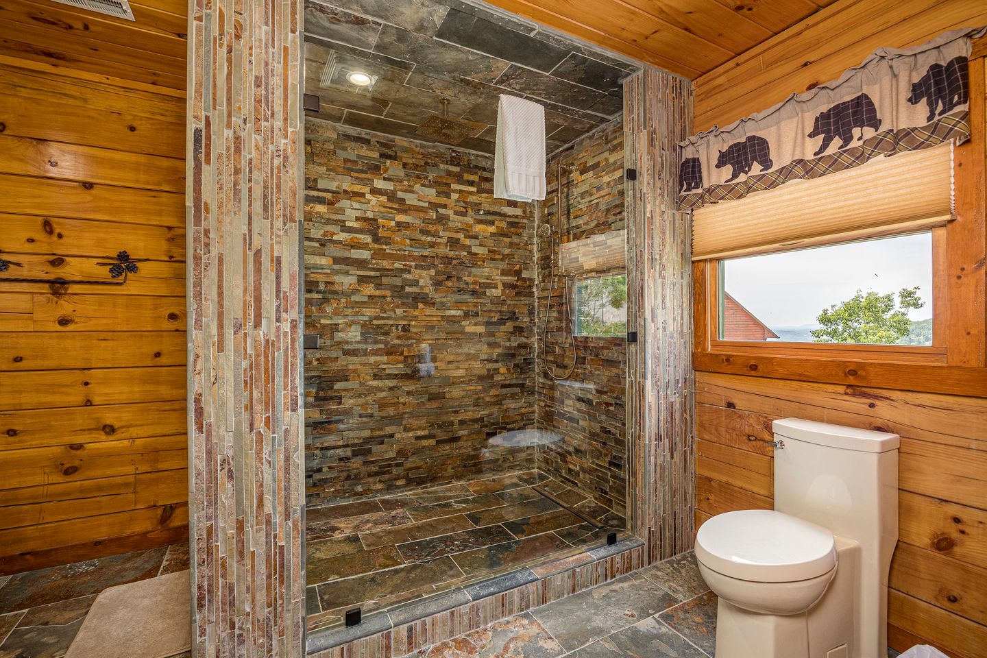 Secluded Cabin with Hot-Tub, Pool Table and Outdoor Pool in Sevierville, Tennessee